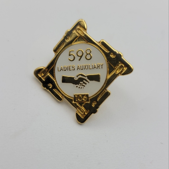 Gold Ladies Auxiliary Pin - Picture 3 of 7